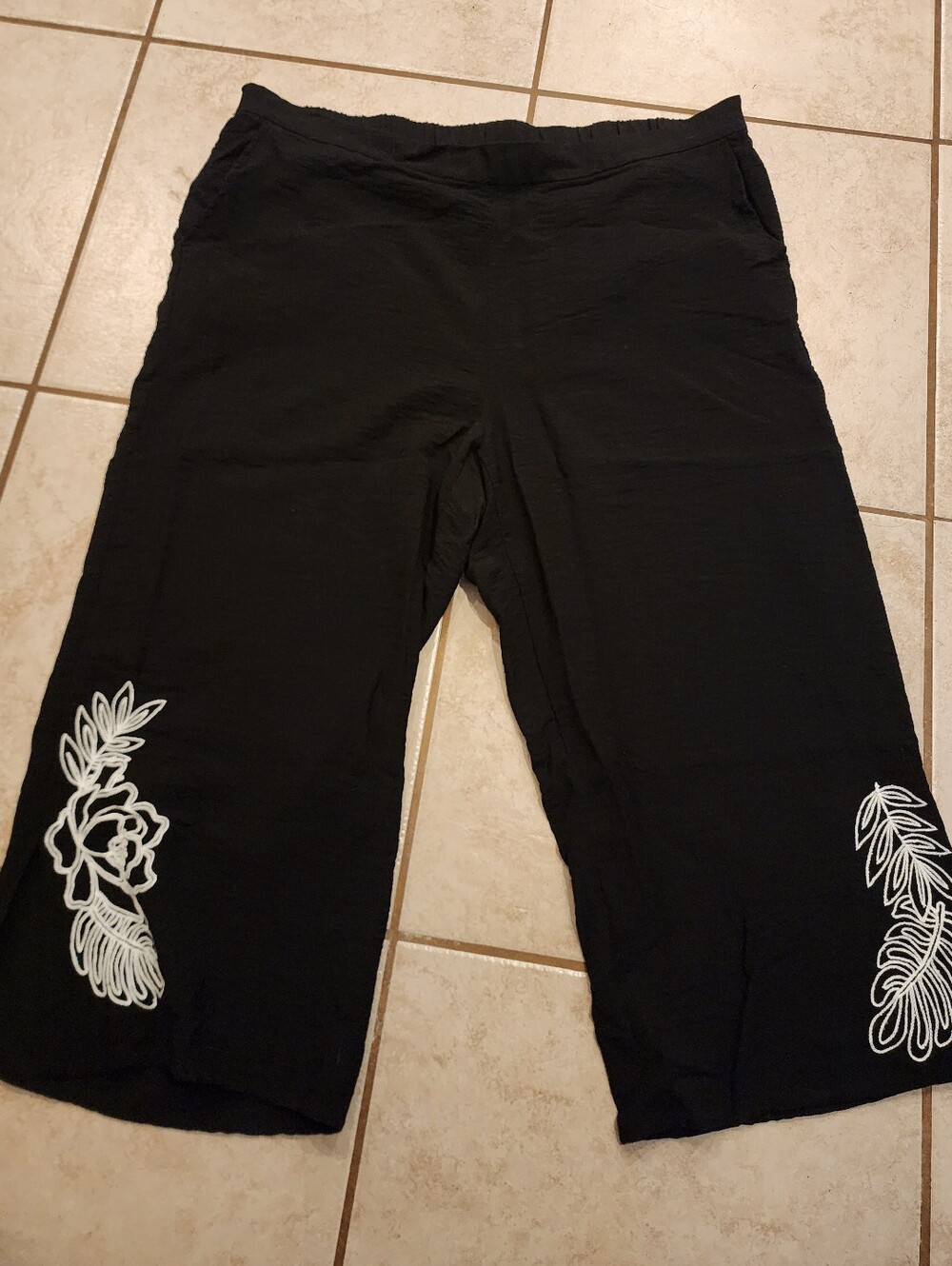 Ruby Rd. Women Plus Black Floral Embroidered Capri Cropped Pants Rayon Nylon 20W